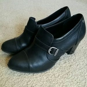 Life Strides black shoes with heels